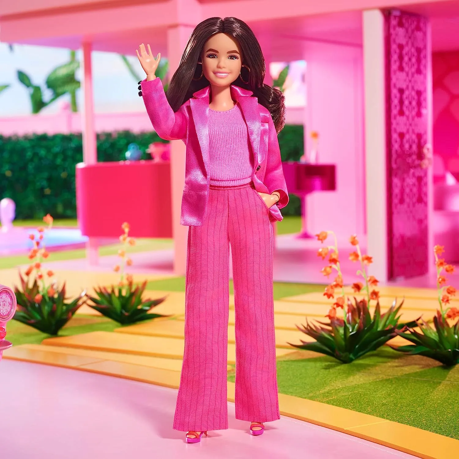 Barbie HPJ98 The MOVIE Puppe Filme Fans, Gloria im Pink-Hosenanzug America Ferreras