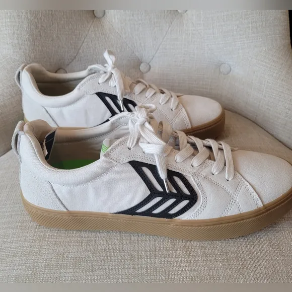 Cariuma Sneakers Men Catiba Pro Low Off White Suede Black Logo Size …NEW