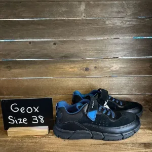 New NWOB Big Kids Geox Flexy Black Suede Low Top Sneakers Shoes Size‎ 5.5 Y
