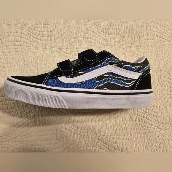 NIB Vans Old Skool V Boys Vans Sneakers with Velcro Closure