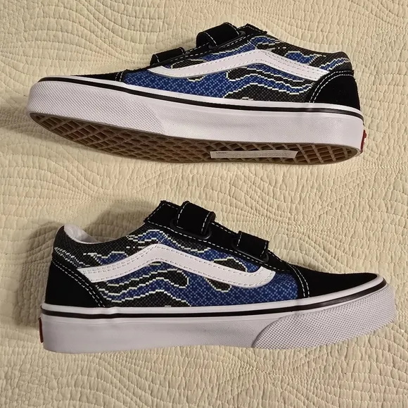 NIB Vans Old Skool V Boys Vans Sneakers with Velcro Closure