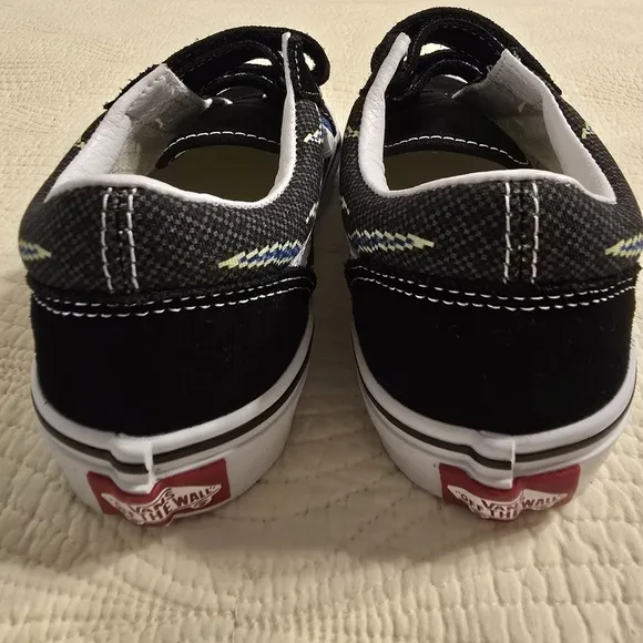 NIB Vans Old Skool V Boys Vans Sneakers with Velcro Closure