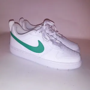 Nike Sneakers Size 5.5 Youth Court Borough Low Recraft GS White Stadium Green